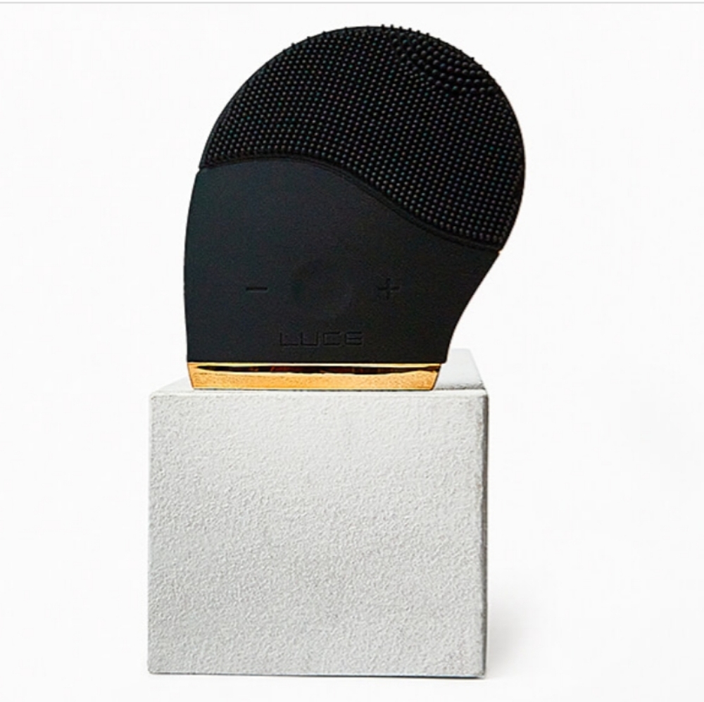 LUCE BEAUTY LUCE180° Facial Cleansing and Anti-Aging Device in Black